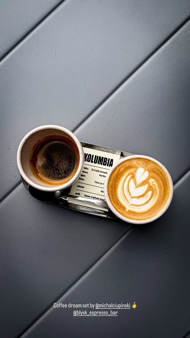 Espresso i flat white z latte art na stalowej tacce z kartą kawy Kolumbia