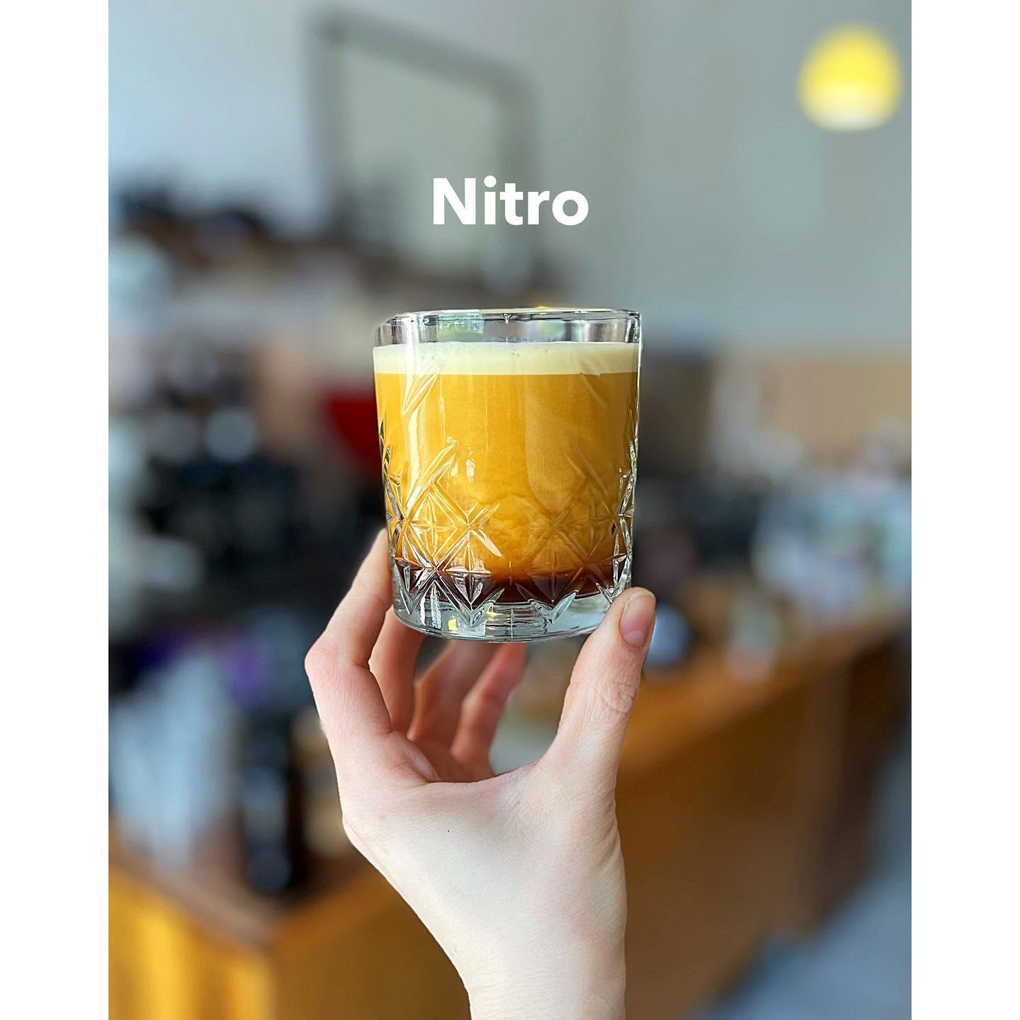Nitro cold brew trzymane w dłoni