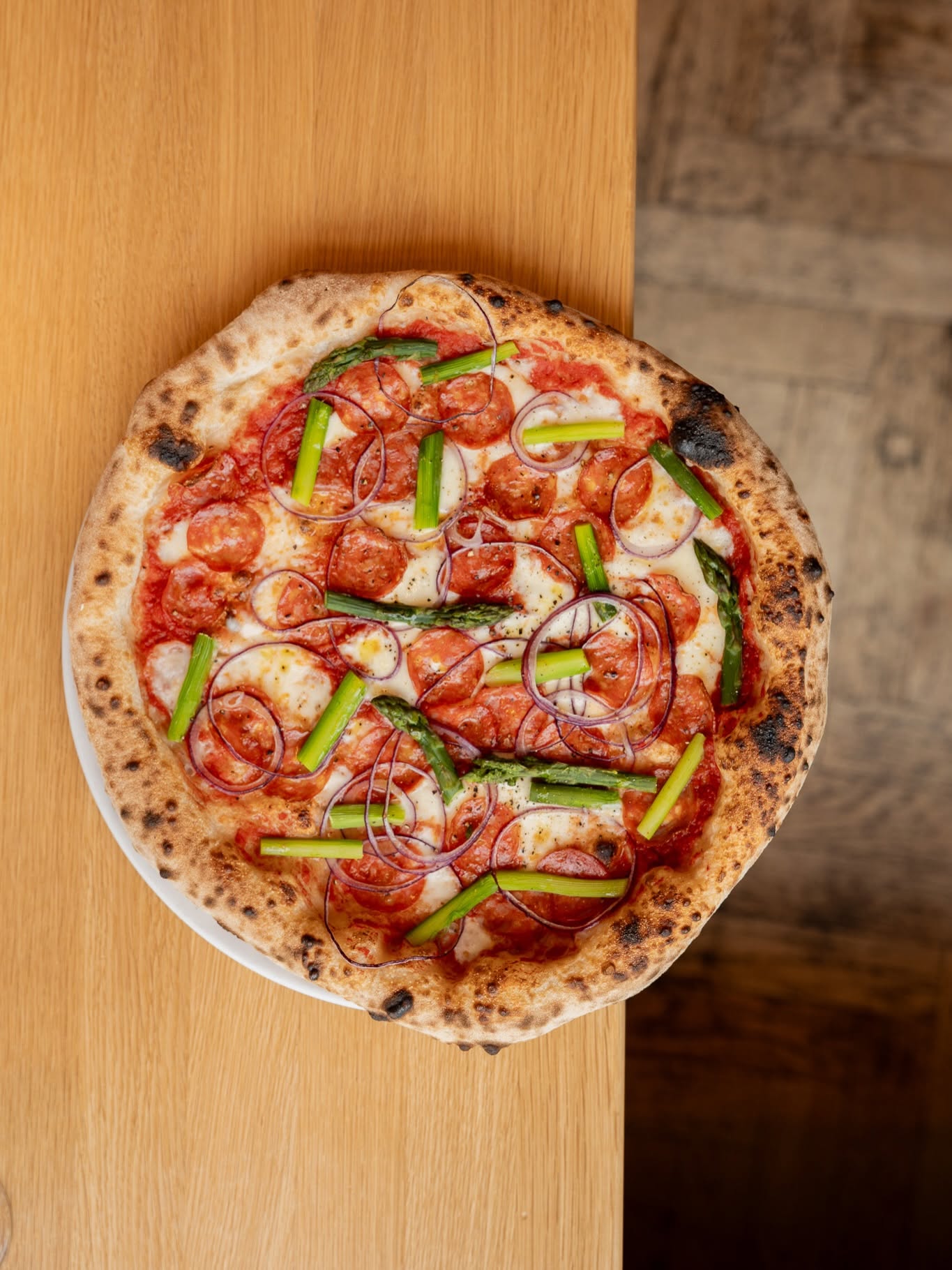 Pizza diavola z salami, szparagami i czerwoną cebulą
